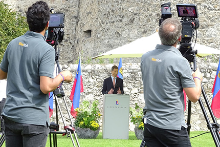 Presssekonferenz mit Journalisten und Kamera