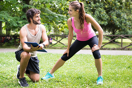 Personal Trainer mit Klientin