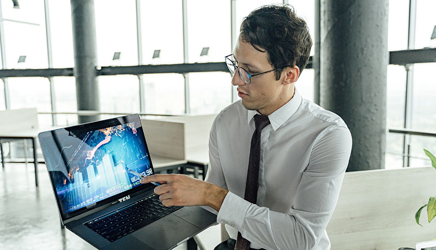 Digital Transformation Manager mit Laptop