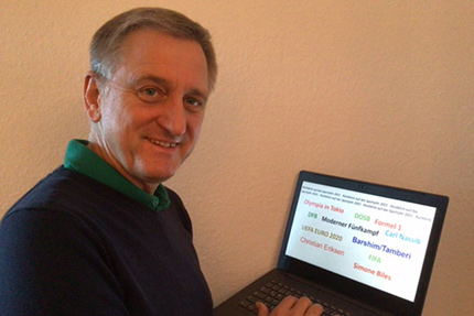 Gerhard Nowak mit Laptop