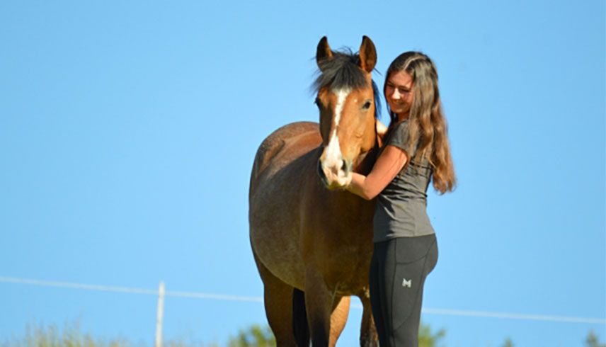 Lara Krabichler Pferdephysiotherapeutin mit Pferd