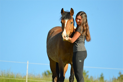 Pferdephysiotherapeutin Lara Krabichler mit Pferd
