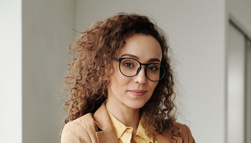 Frau im Blazer