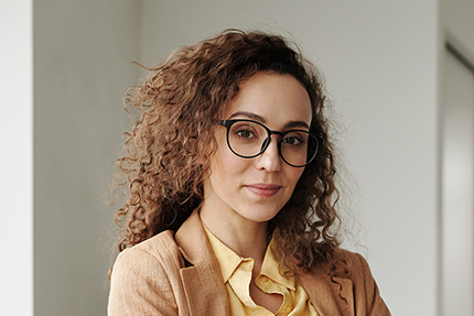 Frau im Profil mit Blazer