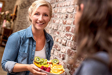 Ernährungsberaterin mit Obst