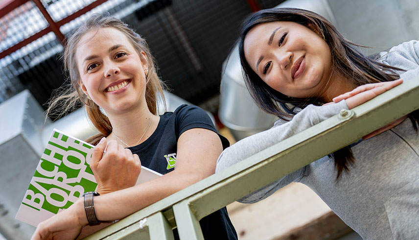 Duale Studenten mit Blick nach unten