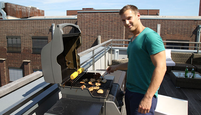 Marc Oberwetter beim Grillen