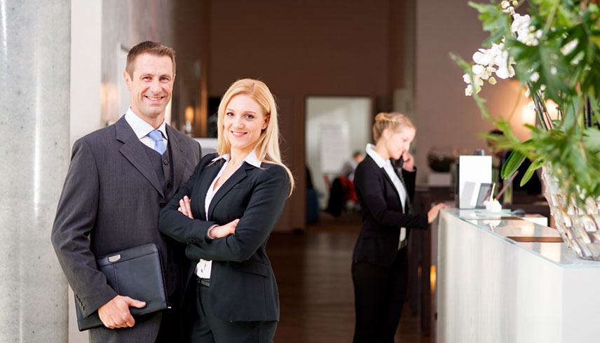 Hotel-Lobby mit Personal