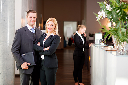 Hotel-Lobby mit Hotelmanagern