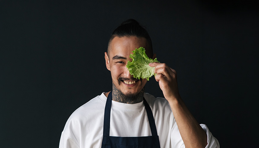 Mann in der Ausbildung zum veganen Koch