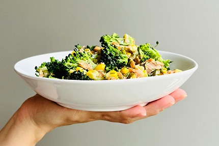 Hand hält Teller mit Gemüse