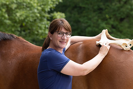 Katrin Obst beim isometrischen Training für Pferde