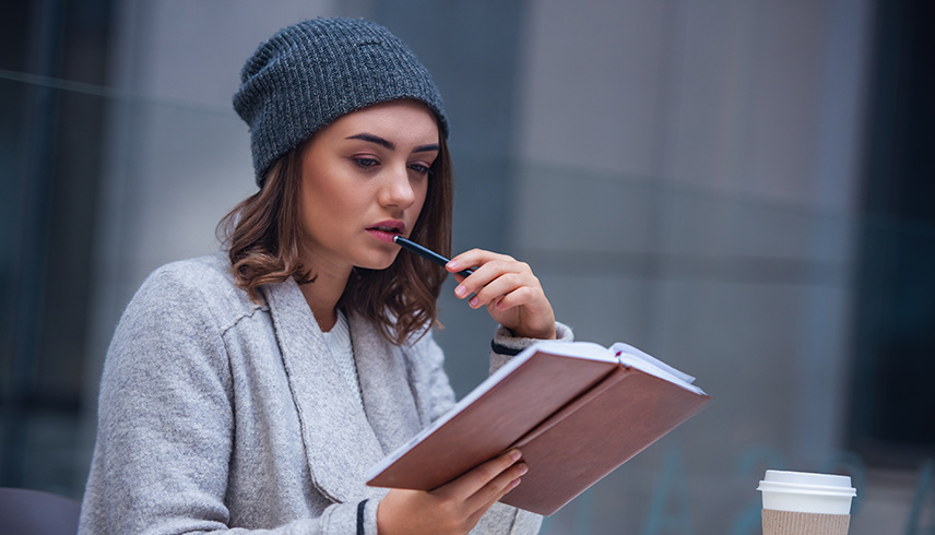 Frau macht sich Gedanken über den MBA