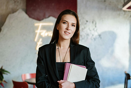 Frau als Restaurantleitung