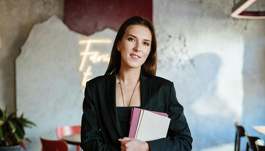 Restaurantleiterin in einem Restaurant