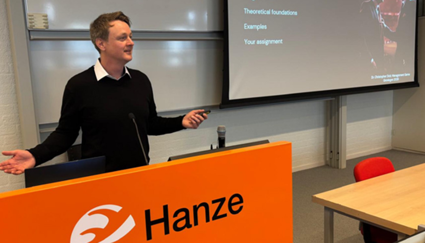 Mann während Präsentation