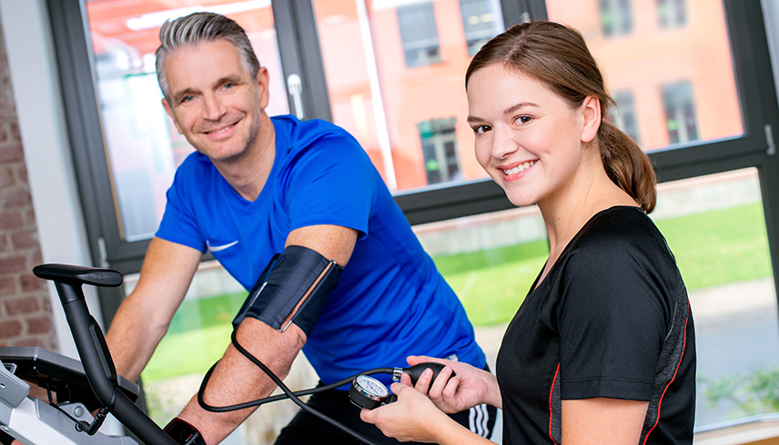 Sporttherapeutin während der Ausbildung