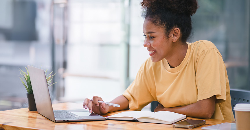 Stundentin lernt um Reiseleiterin zu werden