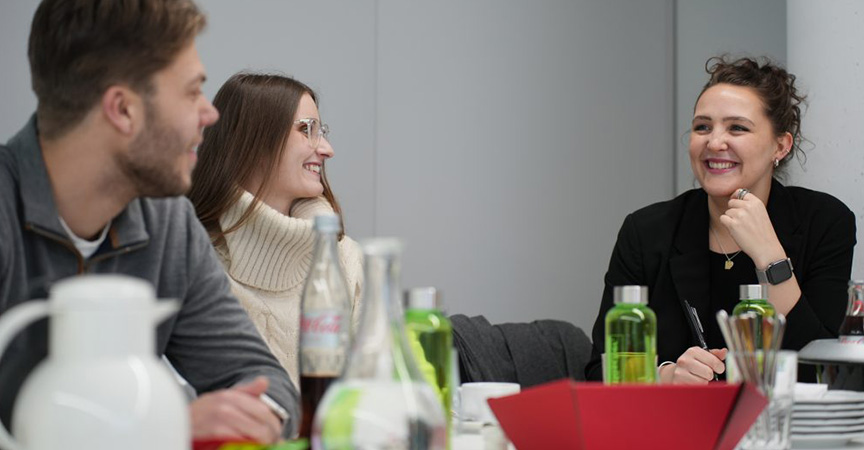 Kommunikationsstudentin Alicia Tiltmann und ihre Kommiliton:innen