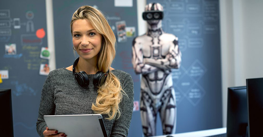 Digitale Transformation Unternehmen_Expertin am Tablet