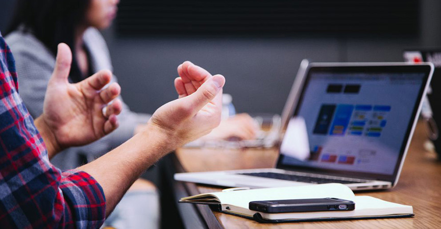 Digitale Transformation Unternehmen_Mitarbeiter am Laptop