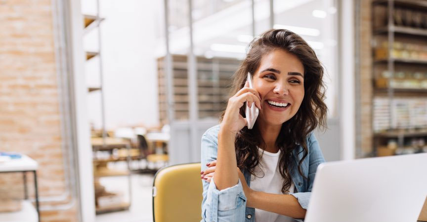 e commerce managerin bei der arbeit am schreibtisch