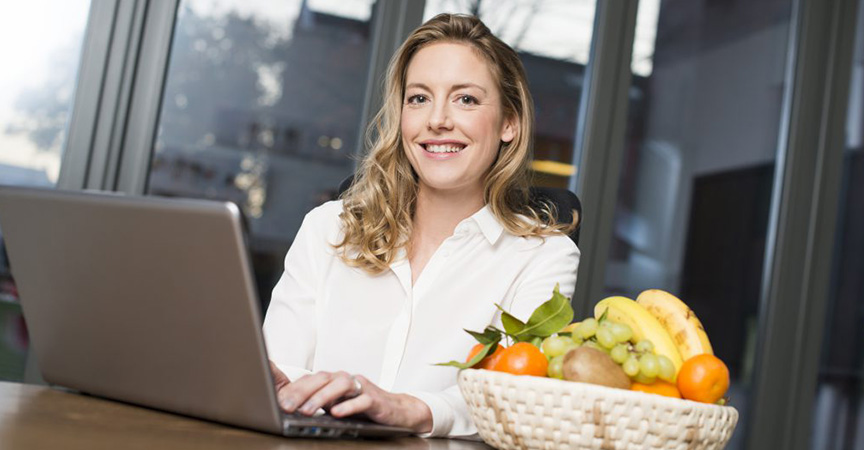 Frau absolviert Fernstudium Ernährungsberater