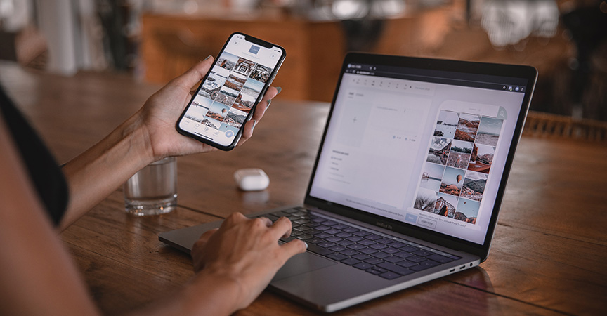 Frau am Smartphone und Laptop in der Influencer Ausbildung