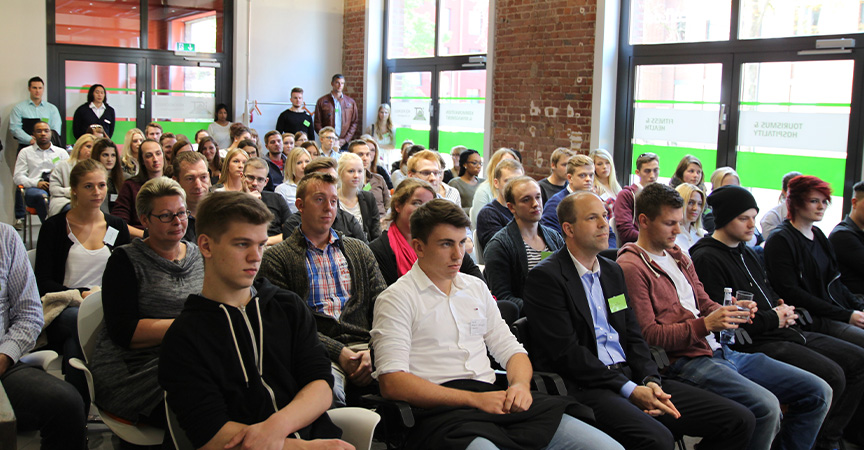 Fast 200 neue Bachelor-Studierende kamen zur Begrüßungsveranstaltung. Hinten links: Jonathan Malu.