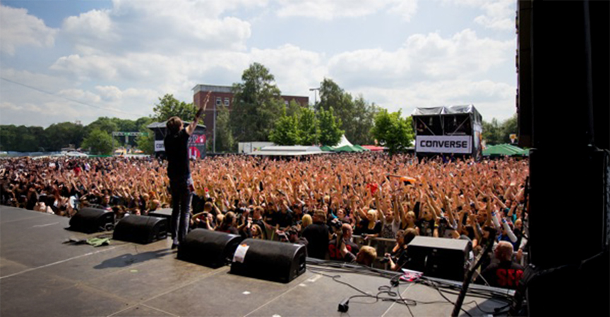 Blick von der Bühne auf die Festival-Besucher