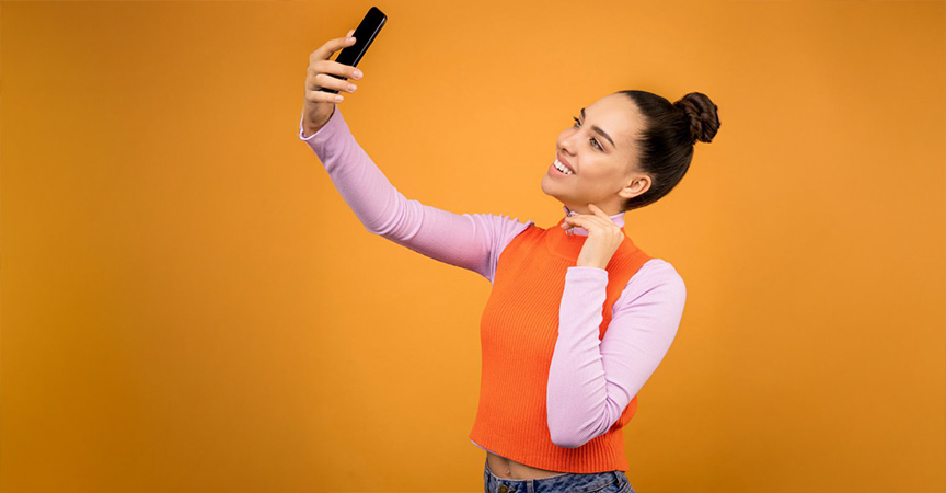 Influencerin macht ein Foto von sich für das Influencer-Marketing eines Unternehmens