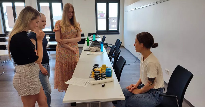 IST-Studierende bei der Präsentation der Produkte von LUSH