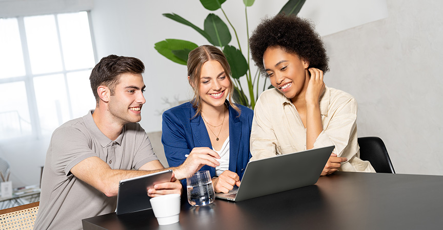 Medienmanagement-Studenten am Laptop