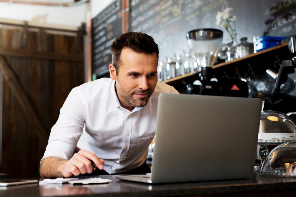 Gastronom mit Laptop