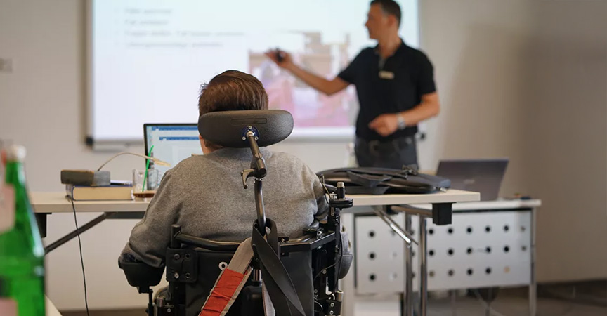 Barrierefrei studieren: IST-Student Patrick Anders bei einem Seminar 