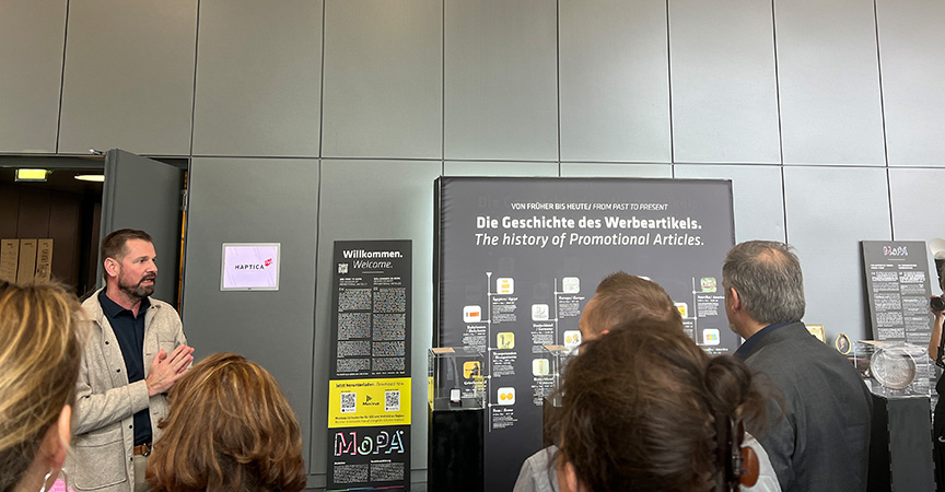 Steven Baumgaertner zeigte historische Werbeartikel der letzten Jahre
