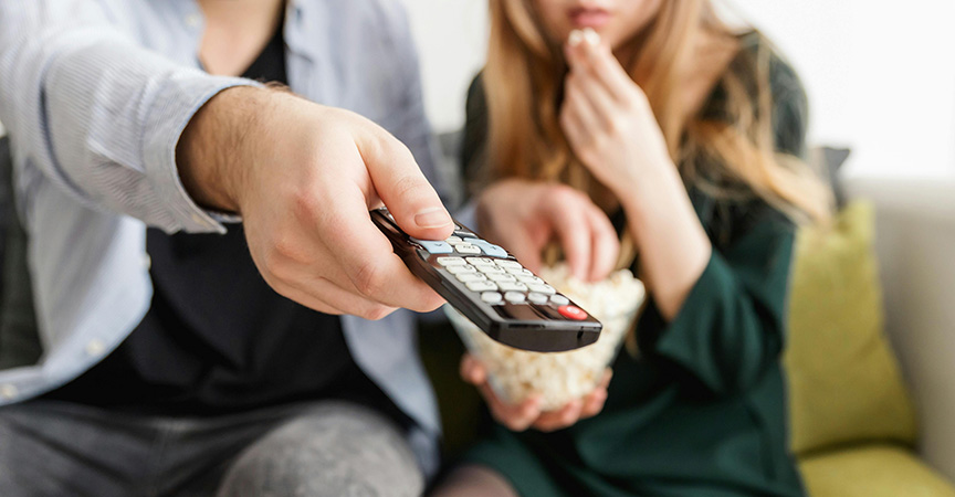 Corona Medien - Frau mit Fernbedienung