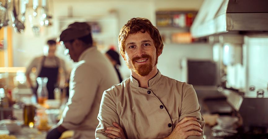 Veganer Koch während der Kochausbildung