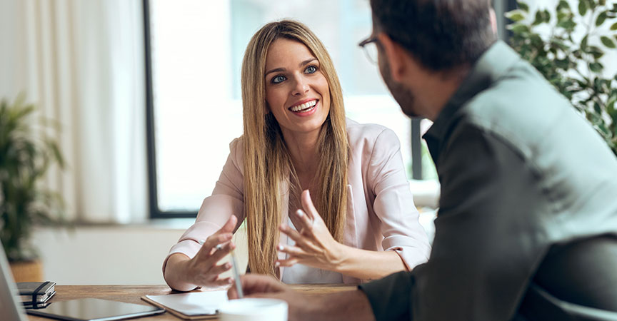 business coaching_Frau und Mann im Gespraech