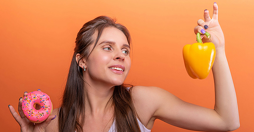 Frau wählt Apfel statt Donut als gesunder Ernährungstrend