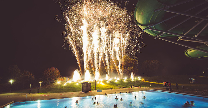 Feuerwerk bei "Pool united" im Aquapark Oberhausen.