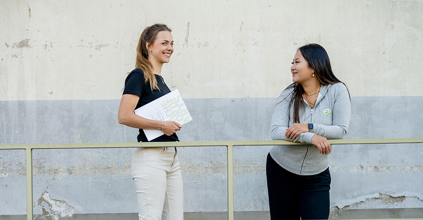 MBA-Studenten am Gelände