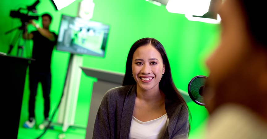 Medienmanagement Berufe Frau TV Studio