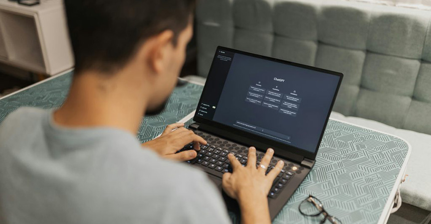 Prompting bei ChatGPT_Mann sitzt am Laptop