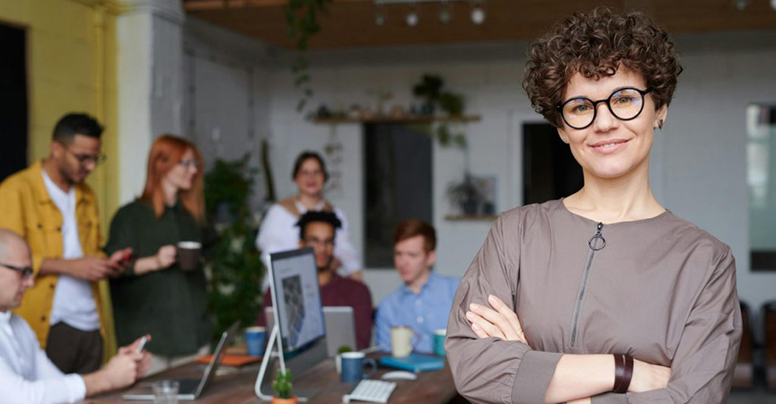 Pr-managerin vor Schreibtisch