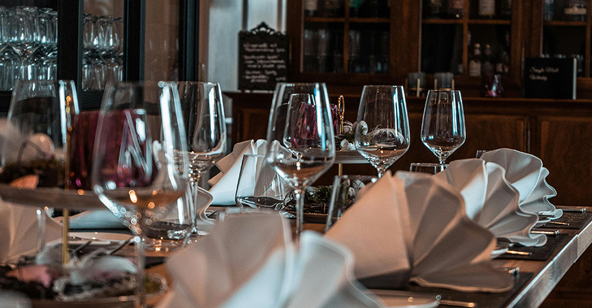 gedeckter tisch im gehobenen restaurant