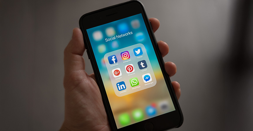 Youtube Seo: Iphone mit Bild verschiedener sozialer Netzwerke