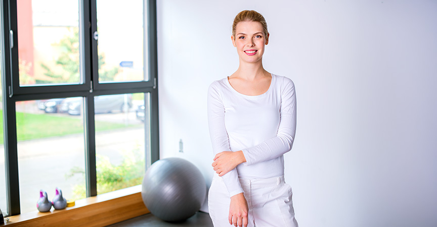 Sporttherapeutin während der Arbeit