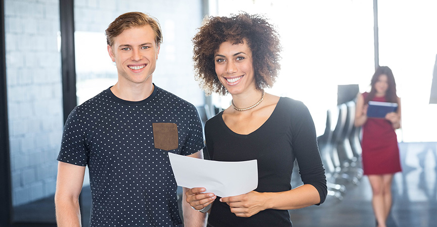 Mann und Frau nach Studienabbruch in der Ausbildung
