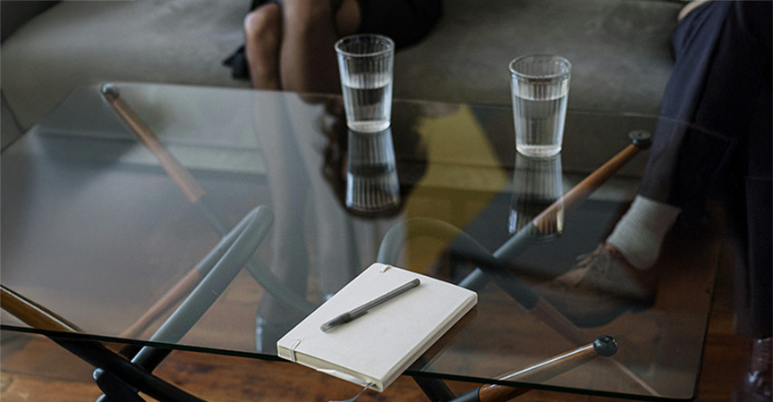 Tisch mit Papier und Stift für Coaching